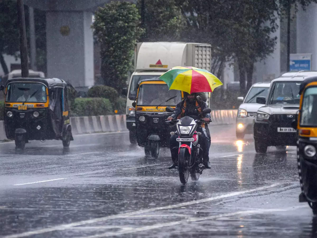 Rain Forecast Maharashtra: राज्यावरील कमी दाबाचा पट्टा कायम, पाहा पावसाबाबत हवामान विभागाचा काय आहे अंदाज…