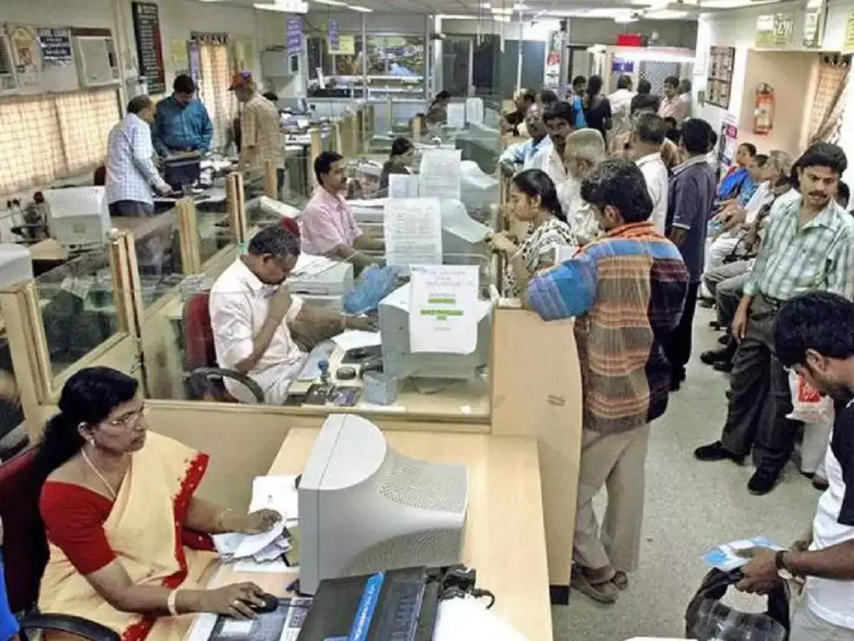 மக்களிடம் அதிக வட்டி வசூல்.. பிரபல வங்கிக்கு பல லட்சம் அபராதம்! 