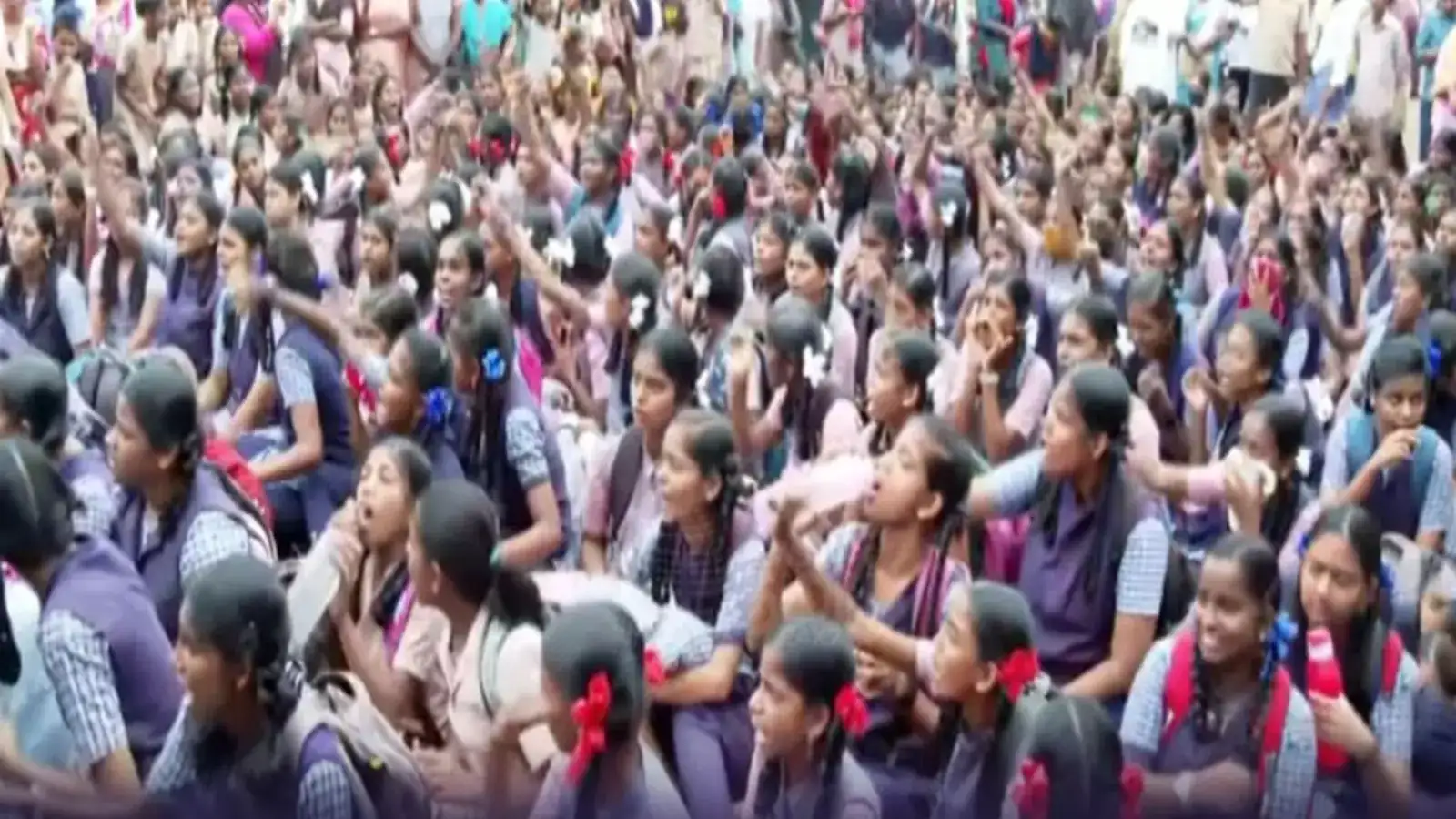 திருவள்ளூர் அருகே போக்சோ வழக்கில் அரசு பள்ளி ஆசிரியர்கள் கைது! பள்ளி மாணவிகள் சாலை மறியல் போராட்டம்! 