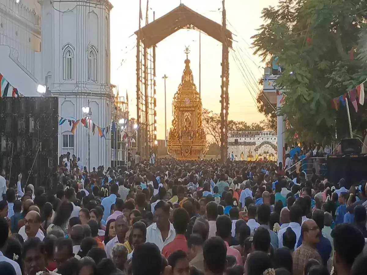 தூத்துக்குடி பனிமயமாதா பேராலய 16வது தங்கத் தேர் பவனி: லட்சக்கணக்கான பக்தர்கள் பங்கேற்பு! 