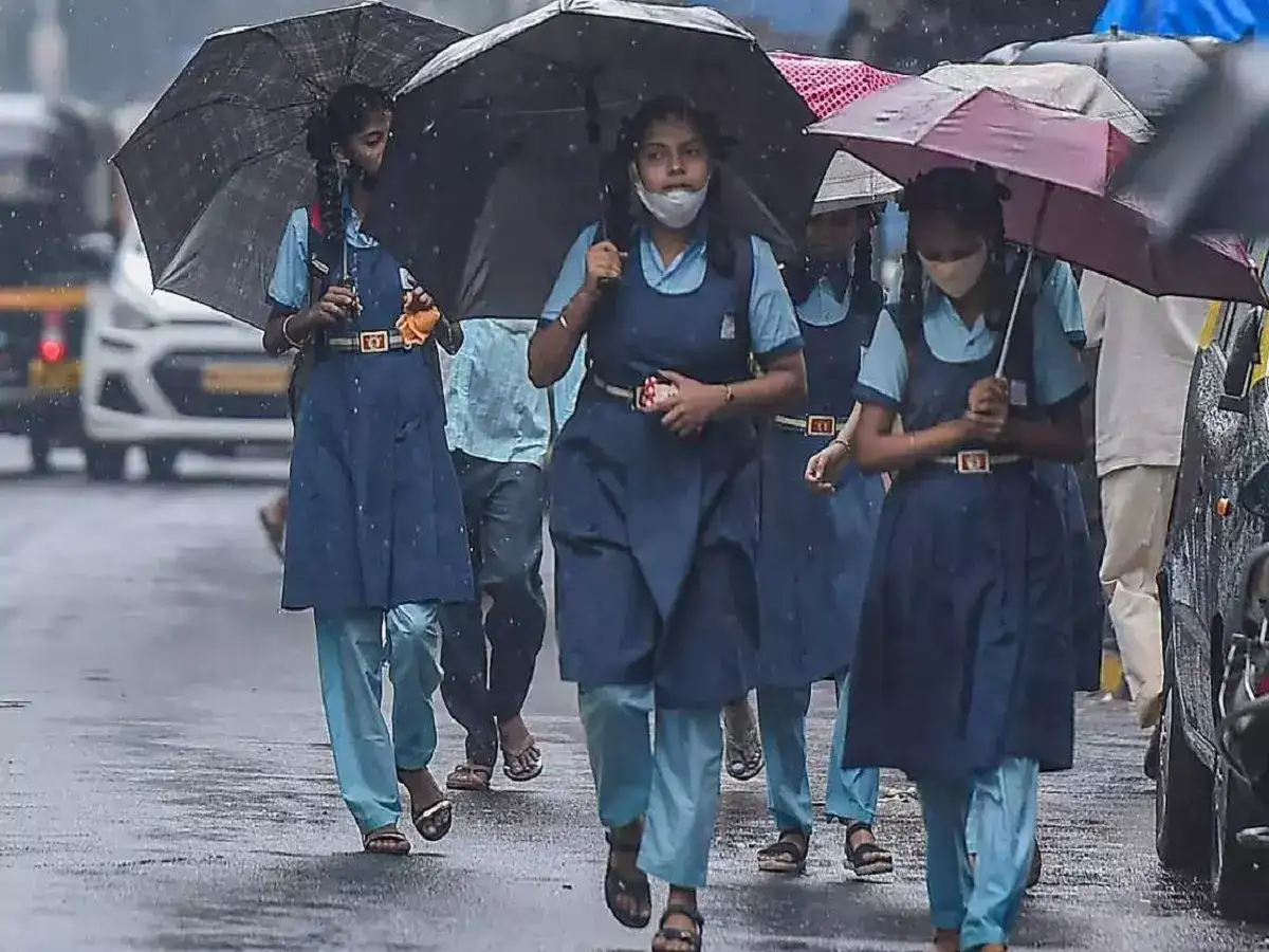தமிழகத்தில் பள்ளி, கல்லூரிகள் நாளை விடுமுறை... எந்தெந்த மாவட்டங்கள் தெரியுமா? 