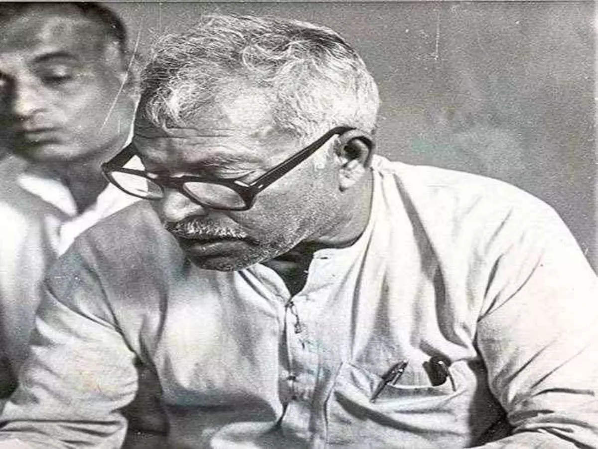 Karpoori Thakur: The country is remembering the former Chief Minister of  Bihar, who was able to drive away the British by throwing spit and not  build a house after decades of politics.