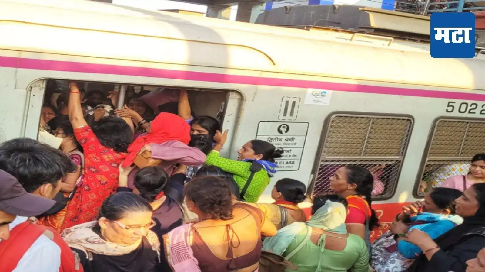 महिलांच्या डब्यांतही रोखली जातेय वाट, बदलापूर, डोंबिवली, दिवा, कल्याण स्थानकांत सर्वाधिक त्रास महिलांच्या डब्यांतही रोखली जातेय वाट, बदलापूर, डोंबिवली, दिवा, कल्याण स्थानकांत सर्वाधिक त्रास