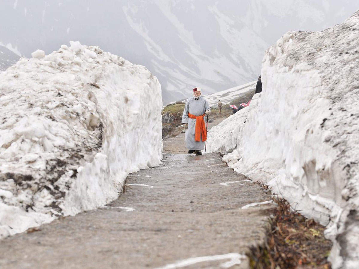 PM IN KEDARNATH, देखें, केदारनाथ-बदरीनाथ में PM नरेंद्र मोदी की भक्ति और  ध्यान - after meditation in kedarnath pm modi visit badrinath temple -  Navbharat Times