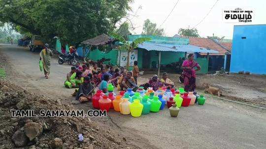 women protesting with empty jugs demanding drinking water