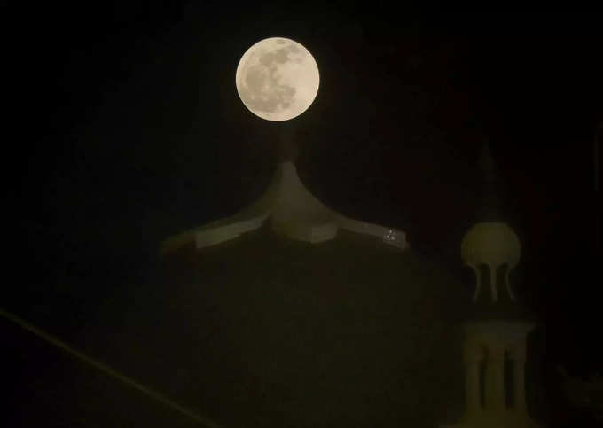 दिल्ली में ऐसा नजर आया चंद्रमा