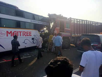 Parbhani Accident : ट्रक आणि ट्रॅव्हल्सला भीषण अपघात; दोन्ही वाहनांचा चक्काचूर, १० प्रवासी गंभीर जखमी