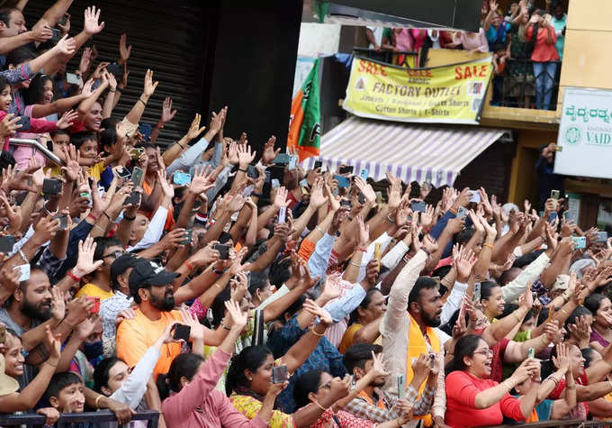 ಮೋದಿಯತ್ತ ಕೈಬೀಸಿದ ಜನ.