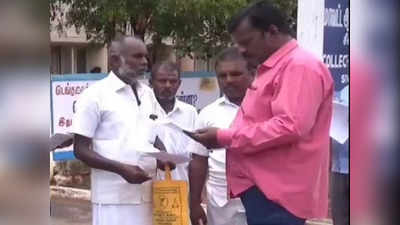 காரணம் கூறாமல் ஊரை விட்டு ஒதுக்கி வைத்தது ஏன்.? சிவகங்கை ஆட்சியர் அலுவலகத்தில் குடும்ப அட்டையை ஒப்படைத்த 7 குடும்பத்தினர்..