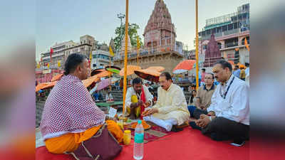 Varanasi News: पीएम नरेंद्र मोदी की मां Heeraben का वाराणसी में पिंडदान, भाई पंकज मोदी ने की विशेष पूजा