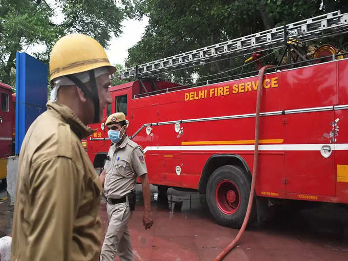 दिल्ली कैंट के बेस हॉस्पिटल में लगी आग