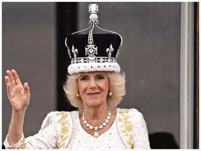 Queen Camillas coroantion gown secret messages