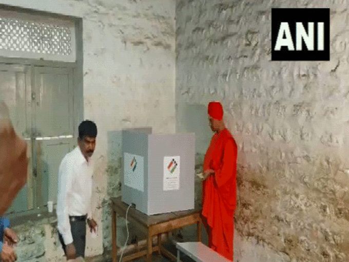 सिद्धगंगा मठ के सिद्धलिंग स्वामी ने तुमकुरु के एक मतदान केंद्र पर कर्नाटक चुनाव2023 के लिए अपना वोट डाला।
