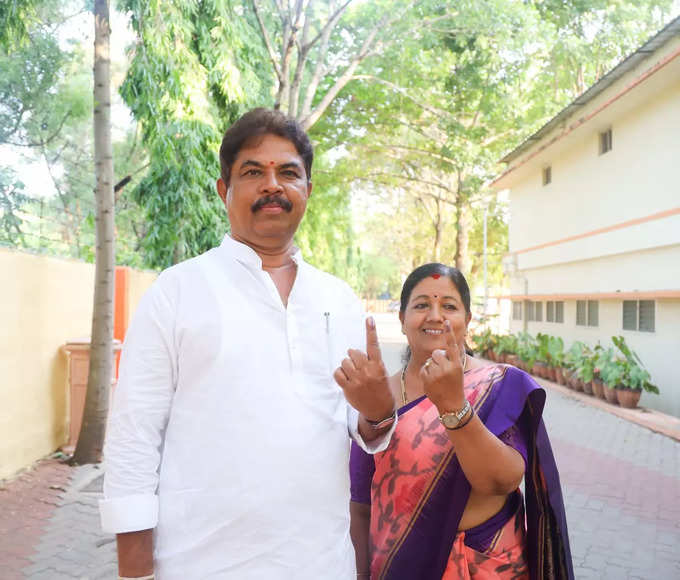 Minister R Ahok Voting: ಸಚಿವ ಆರ್ ಅಶೋಕ್, ಪತ್ನಿಯೊಂದಿಗೆ ಬಂದು ಮತದಾನ