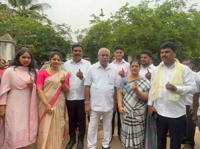 Yediyurappa casts vote - ಶಿಕಾರಿಪುರದಲ್ಲಿ ಮಾಜಿ ಸಿಎಂ ಯಡಿಯೂರಪ್ಪ ಕುಟುಂಬ ಮತ ಚಲಾವಣೆ