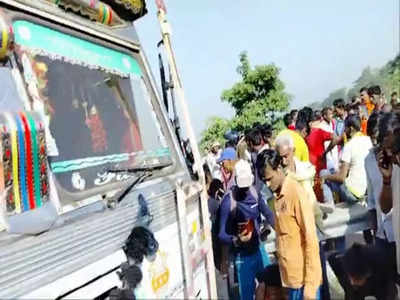 बिहार: मुजफ्फरपुर में अनियंत्रित ट्रक की चपेट में आने से तीन की मौत, चार घायल