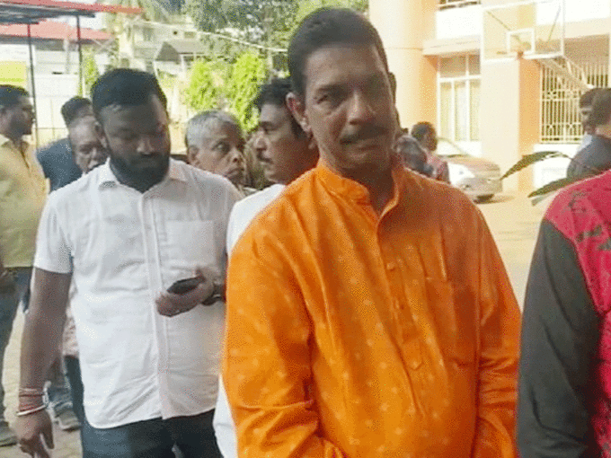 बीजेपी कर्नाटक के अध्यक्ष नलिन कुमार कतील मेंगलुरु के एक पोलिंग बूथ पर वोट डालने पहुंचे