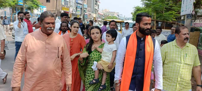 Anand Singh Voting: ಬ್ಯಾಟರಿಚಾಲಿತ ವಾಹನದಲ್ಲಿ ಬಂದು ಸಚಿವ ಆನಂದ್‌ ಸಿಂಗ್‌ ಹಾಗೂ ಕುಟುಂಬಸ್ಥರಿಂದ ಮತದಾನ
