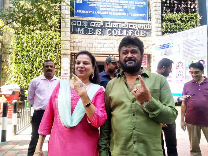 Jaggesh Casts Vote - ರಾಜ್ಯಸಭಾ ಸದಸ್ಯ, ನಟ ಜಗ್ಗೇಶ್ ದಂಪತಿ ಮತದಾನ