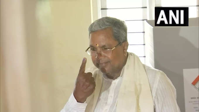 वरुणा (मैसूर): कर्नाटक के पूर्व मुख्यमंत्री और कांग्रेस नेता सिद्धारमैया ने मतदान किया।