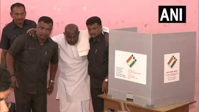 हासन की होलेनारसीपुरा विधानसभा सीट पर पूर्व प्रधानमंत्री और JD(S) के प्रमुख एचडी देवगौड़ा ने मतदान किया।