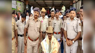 Karnataka Elections 2023: ತಾಯಿಯ ಅಂತ್ಯಸಂಸ್ಕಾರ ಮುಗಿಸಿ ಚುನಾವಣಾ ಕರ್ತವ್ಯಕ್ಕೆ ಹಾಜರಾದ ಪೊಲೀಸ್: ಬದ್ಧತೆಗೆ ಮೆಚ್ಚುಗೆ