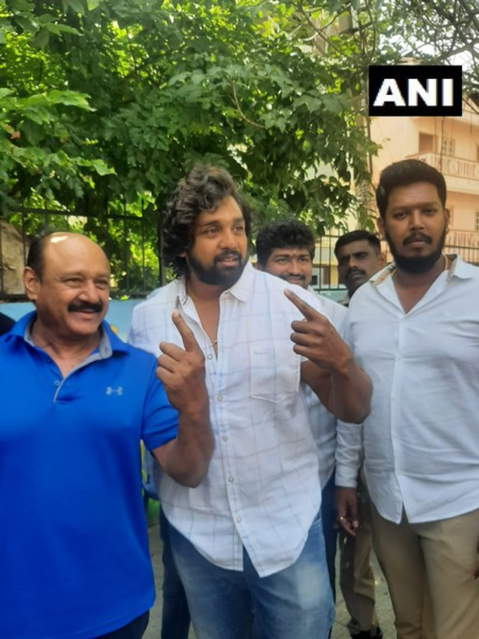 कन्नड़ अभिनेता ध्रुव सरजा ने बेंगलुरु में अपना वोट डाला