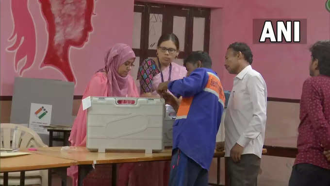 कर्नाटक विधानसभा चुनाव का मतदान समाप्त हो गया है। मतदान अधिकारियों ने इलेक्ट्रॉनिक वोटिंग मशीन (EVM) और VVPAT मशीन को सील करना शुरू कर दिया है। तस्वीर कलबुर्गी के एक मतदान केंद्र से है।