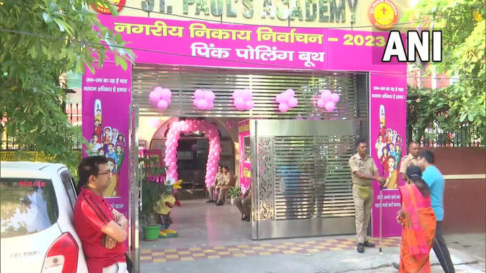 गाजियाबाद के राजनगर में महिलाओं की वोटिंग के लिए पिंक बूथ भी बना है। इसे गुलाबी रंग के गुब्‍बारों से सजाया गया है।