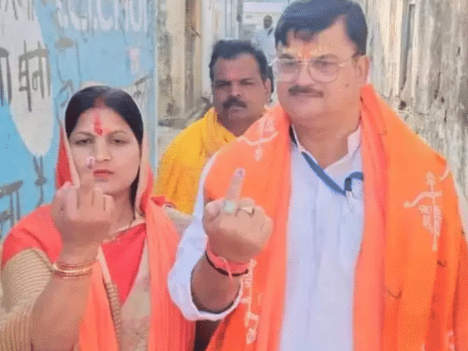 UP Nikay Chunav 2023: अयोध्‍या में नगर पालिका अध्‍यक्ष के लिए बीजेपी प्रत्‍याशी गिरीश पति त्रिपाठी ने पत्‍नी के साथ वोट डाला।