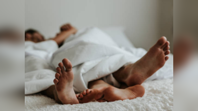 झोपेची वेळी निश्चित करून पती पत्नीमधील दुरावा झटक्यात कमी करा, ५ पद्धतीने करा नाते मजबूत