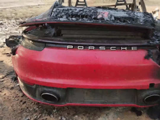 Porsche 911: ઝાડ સાથે અથડાઈ લક્ઝુરિયસ કાર, જોતજોતામાં બ...                                             