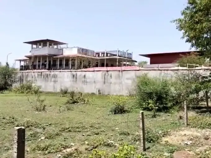 एक करोड़ में बनवाया बंगला