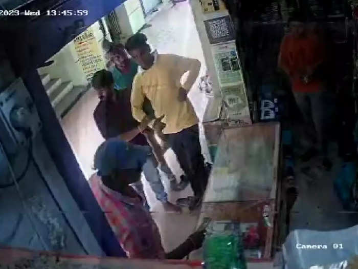 Drunken youths attack cellphone shop owner
