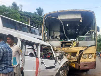 കാര്‍ ബസുമായി കൂട്ടിയിടിച്ച് നാല് മരണം; ഏഴ് പേര്‍ക്ക് ഗുരുതര പരിക്ക്