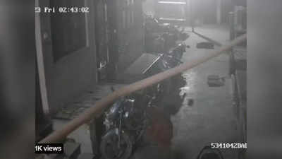 आधी रात को महिला घूम-घूमकर लगा रही थी बाइक में आग, CCTV फुटेज देखकर लोग सन्न
