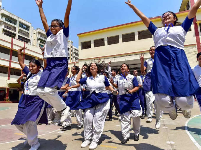 ​ प्रयागराज में खुशी के मारे हवा में उछलती छात्राएं 