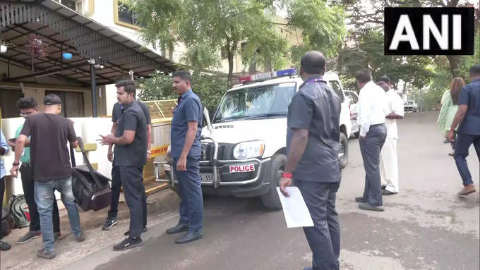 Karnataka Election Result 2023: कर्नाटक विधानसभा चुनाव नतीजों से पहले हुबली में मुख्यमंत्री बसवराज बोम्मई के आवास के बाहर सुरक्षा के कड़े इंतजाम किए गए हैं।