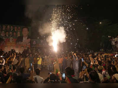 विरोध प्रदर्शन या जश्न, एक इशारे पर दौड़े आते हैं लोग... क्या इमरान खान बन चुके हैं पाकिस्तान के सबसे लोकप्रिय नेता?