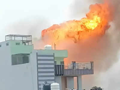 Ghaziabad Blast: गाजियाबाद में गैस सिलिंडरों में आग के बाद जबर्दस्‍त ब्‍लास्‍ट, गोदाम भरभराकर ढहा