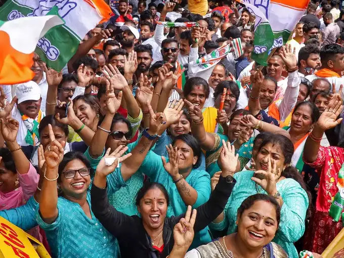 कांग्रेस की विमिन आर्मी का जश्न