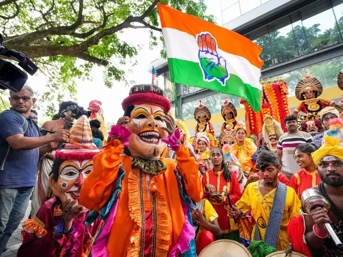 लोक कलाकारों ने मनाई खुशी