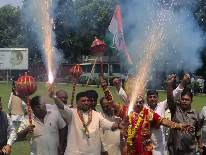 कांग्रेस कार्यकर्ताओं ने चलाई गदा