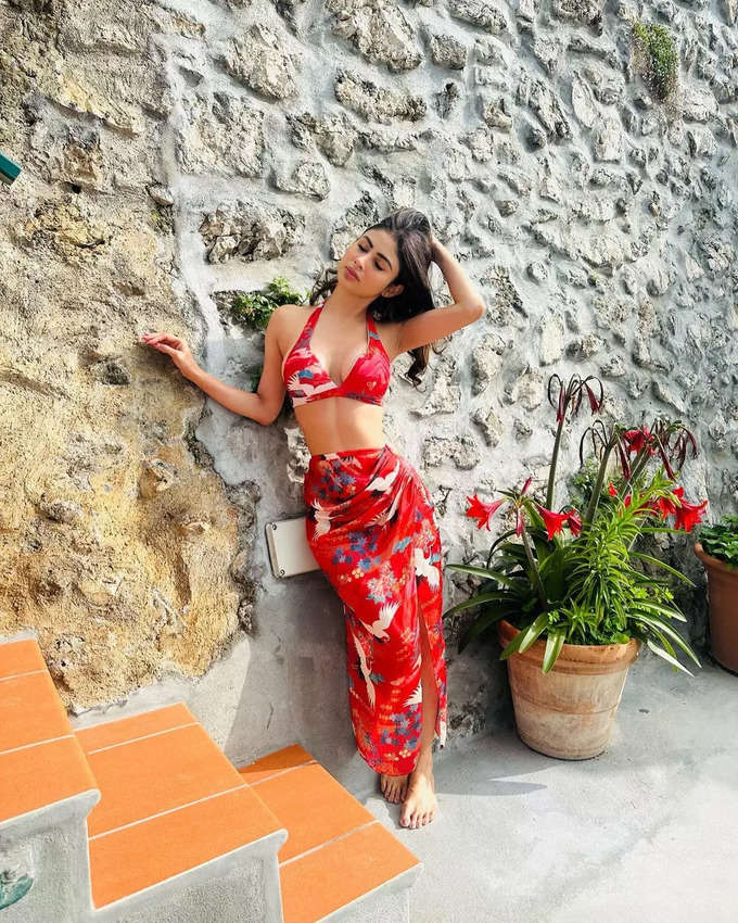 Mouni Roy Bikini: వెకేషన్‌లో బికినీ ఫొటోలను షేర్ చేసి హాట్ ట్రీట్ చేసిన మౌనీ రాయ్