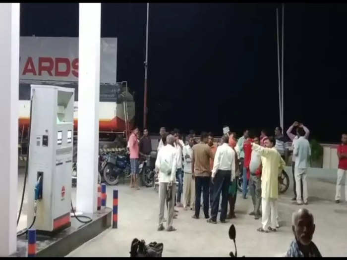 loot in petrol pump in Muzaffarpur