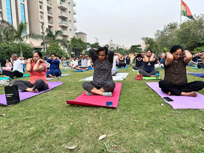 गाजियाबाद में योग महोत्सव में शामिल लोगों की तस्वीर