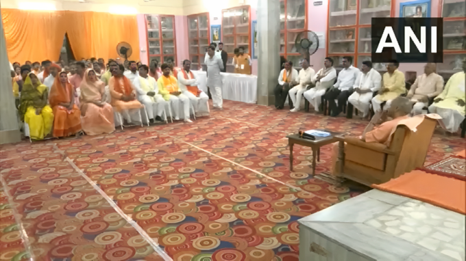 गोरखपुर: यूपी के सीएम योगी आदित्यनाथ ने गोरखपुर जिले के नवनिर्वाचित मेयर, पार्षद और नगर पंचायत के सभापति से मुलाकात की