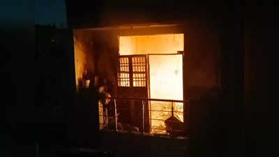 मां से मिलने गई थी पत्नी इधर मकान में लगी आग से पति की जलकर मौत, द‍िल्‍ली में दर्दनाक हादसा