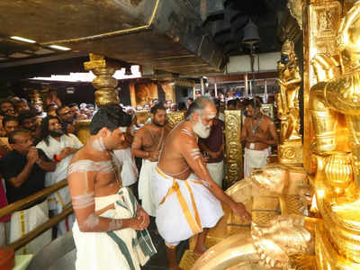 സന്നിധാനം ഭക്തി സാന്ദ്രം, ഇടവ മാസ പൂജക്കായി വിളക്ക് തെളിഞ്ഞു