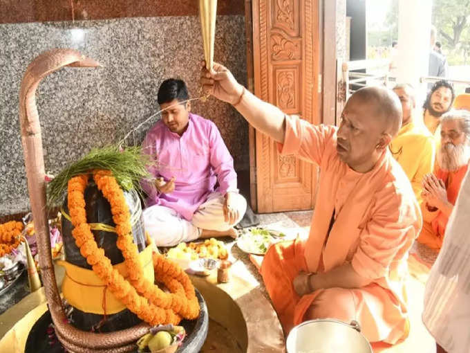 सीएम योगी पहुंचे मनोकामना मंदिर